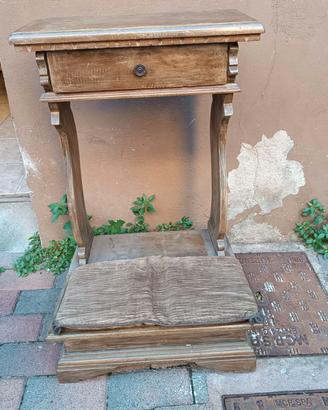 Inginocchiatoio legno vecchio.