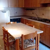 cucina in buono stato con tavolo 1.30x80.  