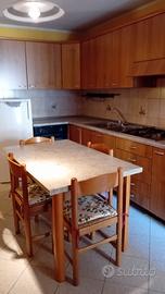 cucina in buono stato con tavolo 1.30x80.  