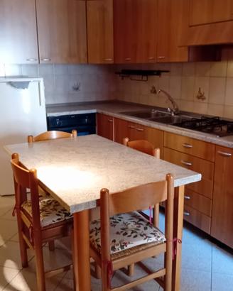 cucina in buono stato con tavolo 1.30x80.  