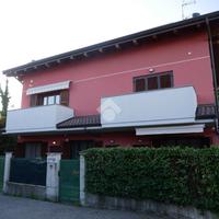 2 LOCALI A MONTANO LUCINO