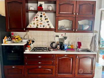 Cucina completa+tavolo con sedie