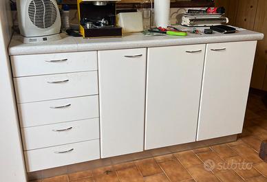 Cucina con frigo