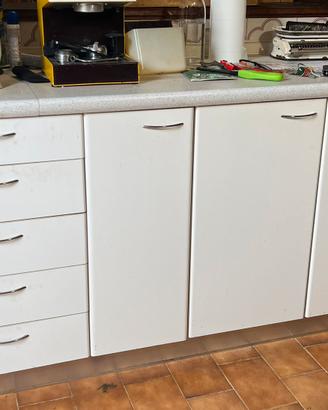 Cucina con frigo