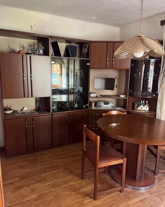 Soggiorno con tavolo e sedie