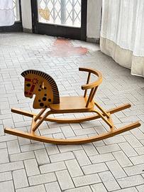 Cavallino a dondolo in legno
