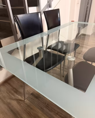 Tavolo design cristallo moderno, sedie