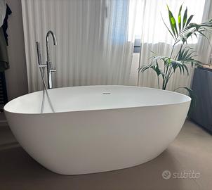 Vasca freestanding di design con miscelatore