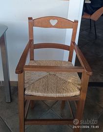 Seggiolone di legno e vimini