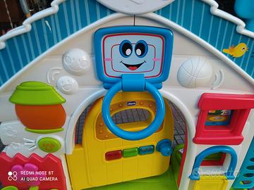 Gioco per bambini/e a forma di casa.