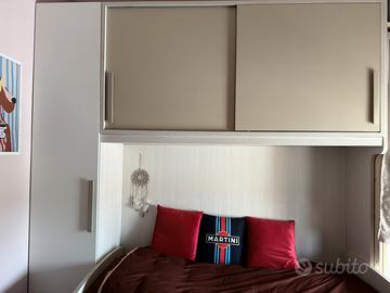 Cameretta a ponte con armadio e letto singolo