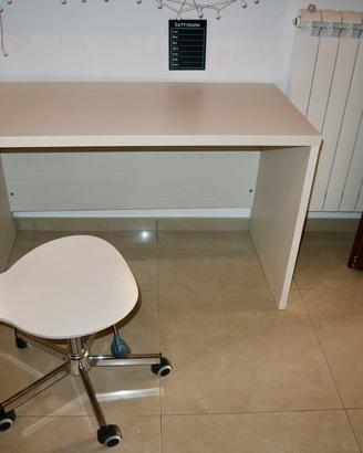 Scrivania e sedia