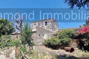 Antico casale con terreno a Carrubba di Giarre