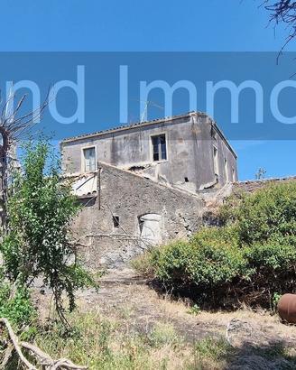 Antico casale con terreno a Carrubba di Giarre