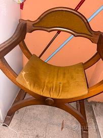 Sedia vintage in legno con seduta imbottita