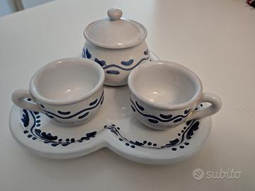 Servizio da caffè in ceramica con decorazioni 