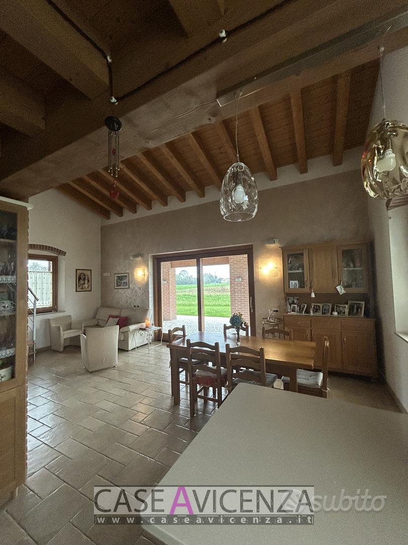 villa singola già suddividibile in due unità - Vista 6