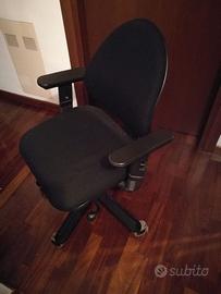 Sedia ufficio Ikea nera con ruote e braccioli