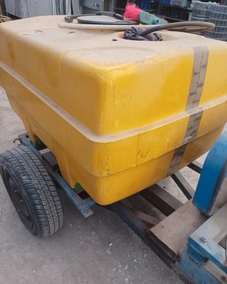 carrello con botte in vetroresina 