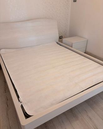 Letto matrimoniale + Comodino abbinato in legno