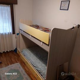 Letto castello con la scala a cassettoni 