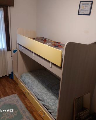 Letto castello con la scala a cassettoni 