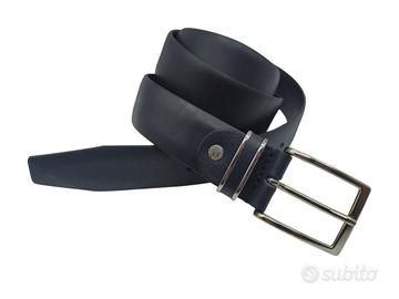 Cintura in pelle con passante in metallo rivesto