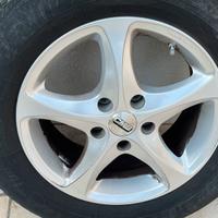4 Cerchi in lega da 16 e pneumatici 215 65 R16