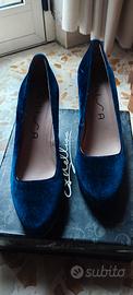 Scarpe in velluto blu con tacco e plateau 