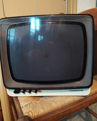 TV magnadyne in bianco e nero anni 60 con antenna