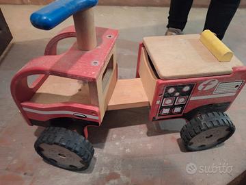 trattore in legno per bambini