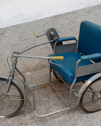 Antica sedia a rotelle
