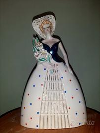 Figura femminile in ceramica dipinta a mano 