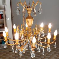 Antico lampadario con gocce di cristallo
