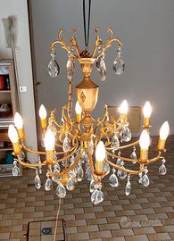 Antico lampadario con gocce di cristallo