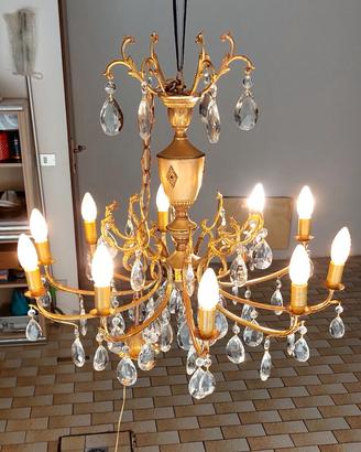 Antico lampadario con gocce di cristallo