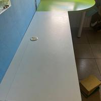 scrivania bianco verde ad angolo