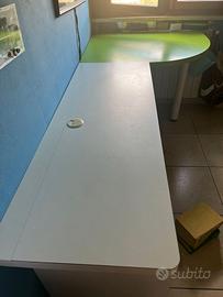 scrivania bianco verde ad angolo