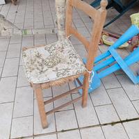 Seggiolina di legno e paglia