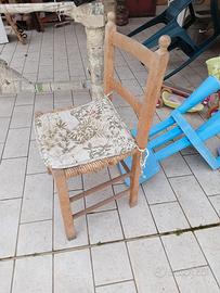 Seggiolina di legno e paglia