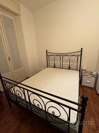 Letto matrimoniale in ferro battuto con materasso