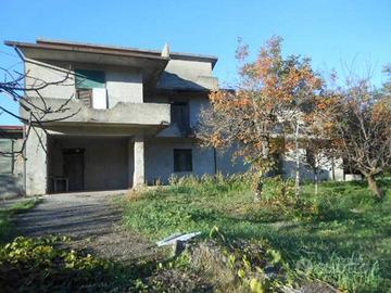Casa indipendente di 450 m² con più di 5 locali a 