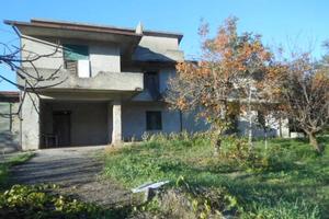 Casa indipendente di 450 m² con più di 5 locali a 