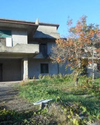 Casa indipendente di 450 m² con più di 5 locali a 