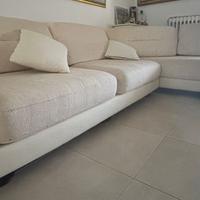 Divano angolare con cuscini , usato