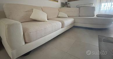Divano angolare con cuscini , usato