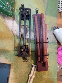 modello trenino cargo con tronchi di legno 