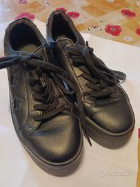 Sneaker Guess modello FLFLO3 LEA12