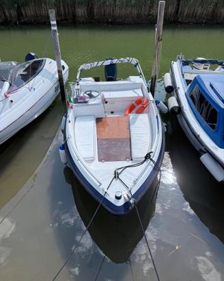 Barca open 4,85 m Evinrude 40 CV completa di acces