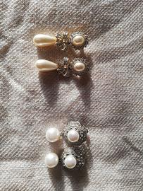 ORECCHINI DI BIGIOTTERIA CON PERLE E STRASS